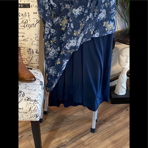 Flattering Blue Floral Dress, Lined, Sz 24 - Picture 3 of 4